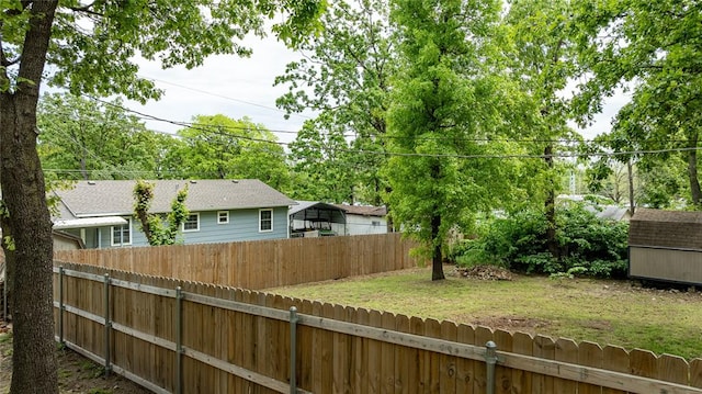 view of yard featuring a storage unit