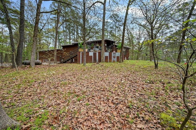 view of yard featuring an outdoor structure