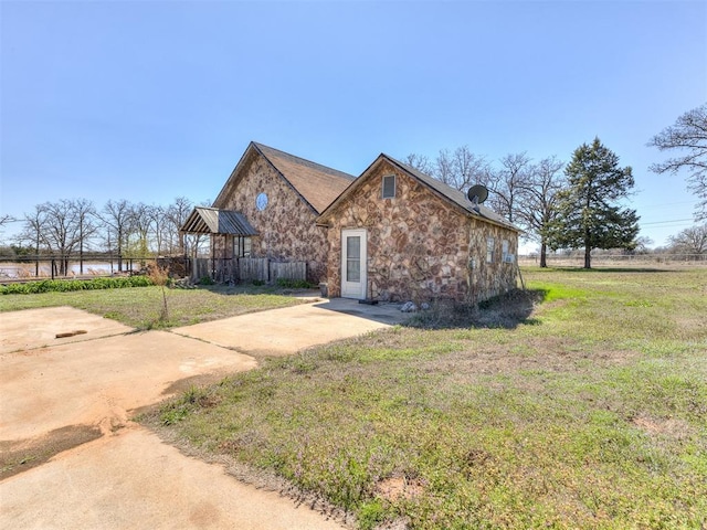 view of front of home featuring a front lawn