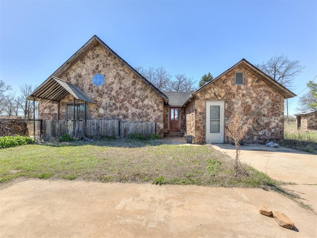 front facade featuring a front yard