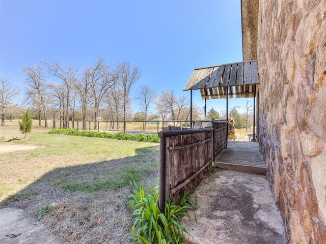 view of yard featuring a rural view