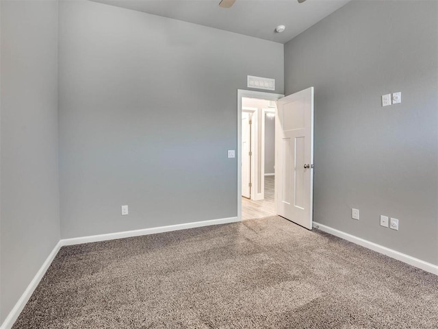 carpeted empty room featuring ceiling fan