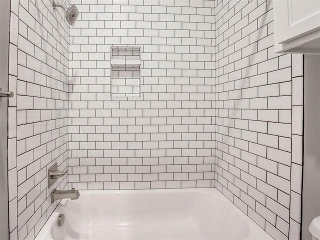 bathroom with tiled shower / bath combo