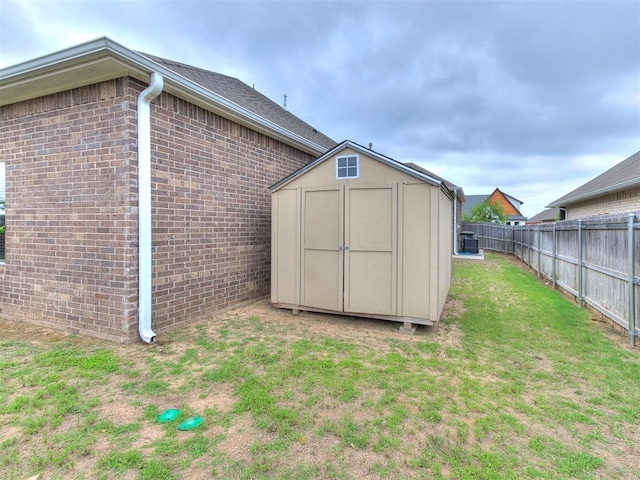 view of outdoor structure with a yard