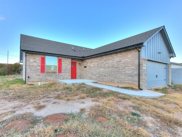 view of front of property featuring a garage