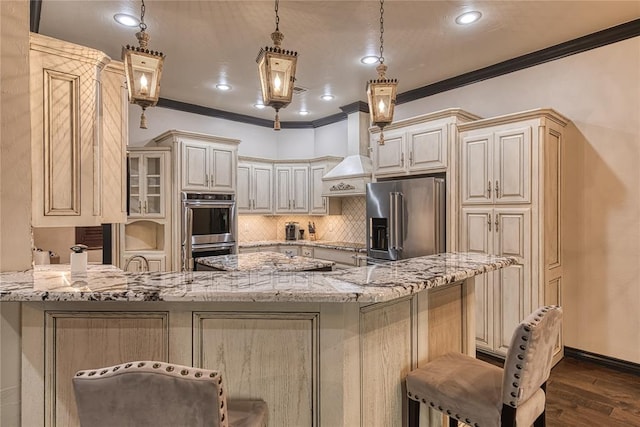 kitchen with decorative light fixtures, stainless steel appliances, premium range hood, and a breakfast bar area