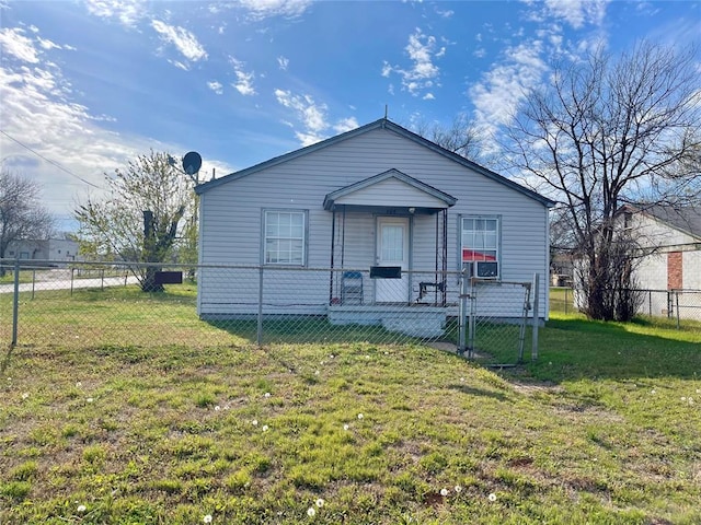 view of front facade featuring a front lawn