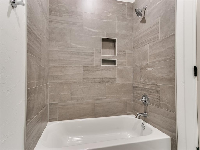 bathroom featuring tiled shower / bath