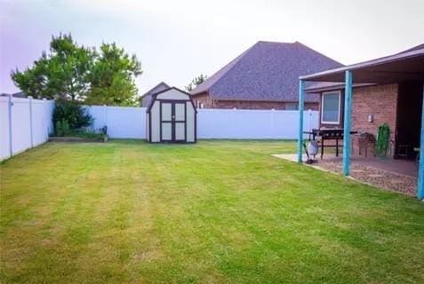 view of yard featuring a storage shed