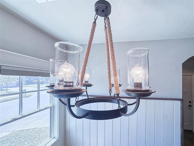 room details featuring arched walkways