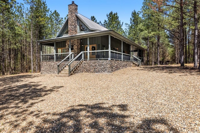 country-style home with a porch