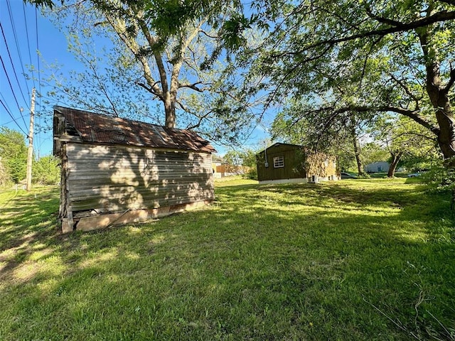 view of yard with an outdoor structure