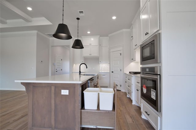 kitchen with stainless steel oven, a kitchen island with sink, sink, light hardwood / wood-style flooring, and white cabinetry