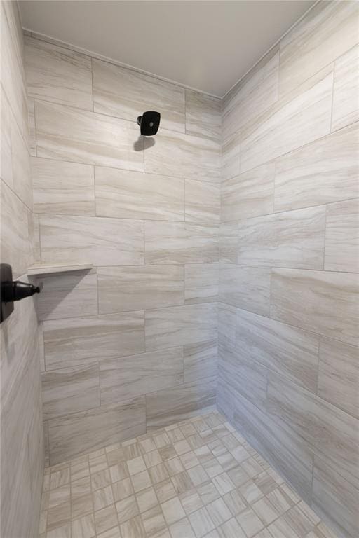 bathroom featuring a tile shower