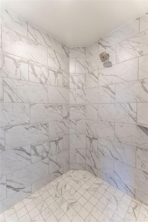 bathroom featuring tiled shower