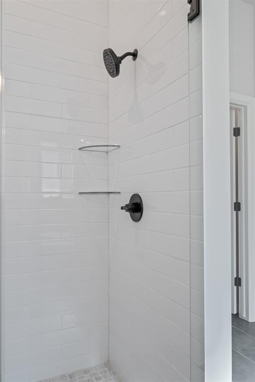 bathroom featuring a tile shower