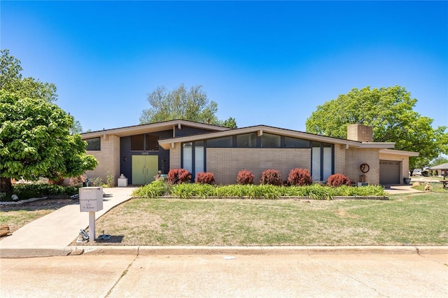 view of front of house featuring a front lawn and a garage