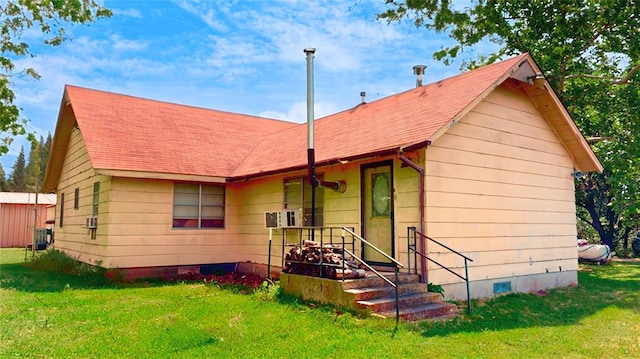 back of house featuring a yard