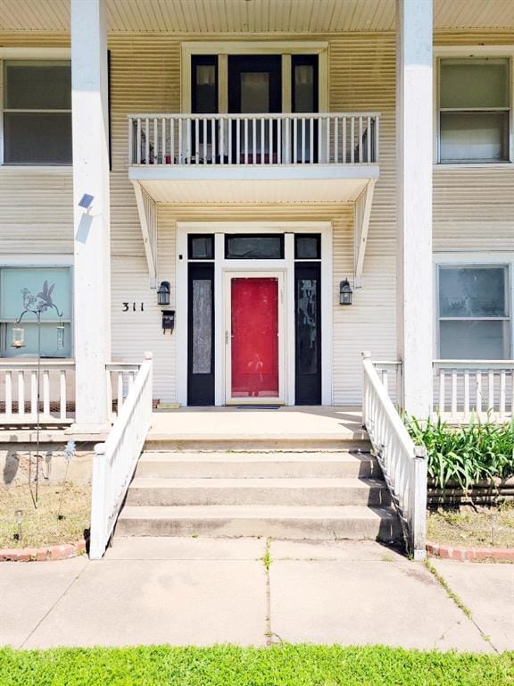property entrance featuring a porch