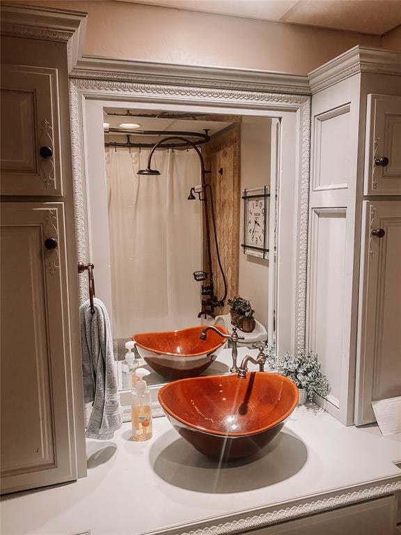 bathroom featuring a shower with shower curtain and vanity