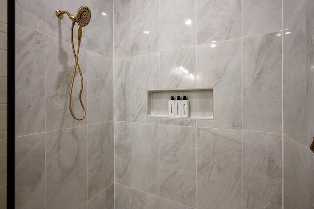 bathroom featuring a tile shower