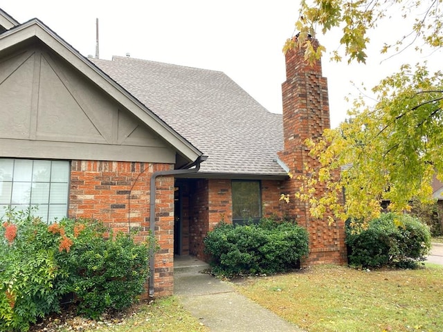 view of front of property with a front lawn