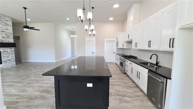 200 Braxton Way, Yukon, OK 73099 - kitchen with stainless steel appliances, a sink, dark countertops, a center island, and ceiling fan