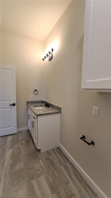200 Braxton Way, Yukon, OK 73099 - bathroom with vanity and baseboards