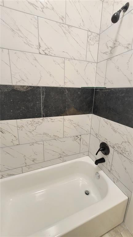 bathroom with tiled shower / bath