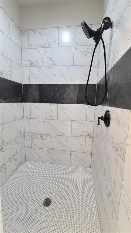 interior details with a tile shower