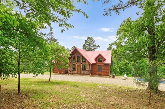 view of front facade featuring a front lawn