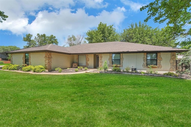 single story home featuring a front yard