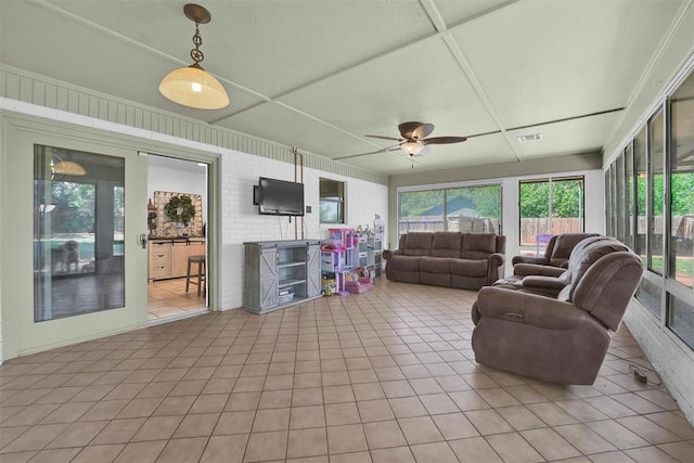 sunroom with ceiling fan