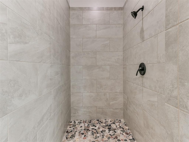 bathroom featuring tiled shower