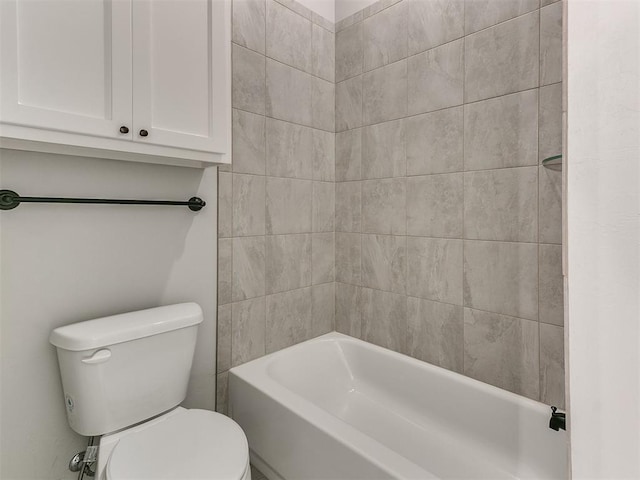 bathroom with tiled shower / bath and toilet