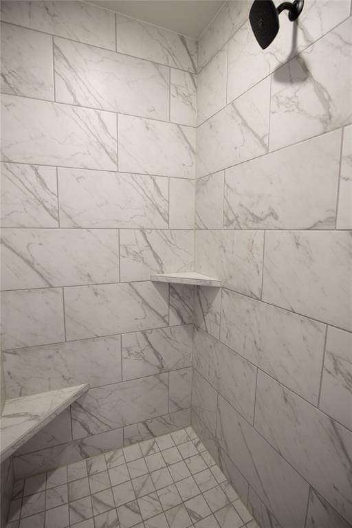 bathroom featuring a tile shower