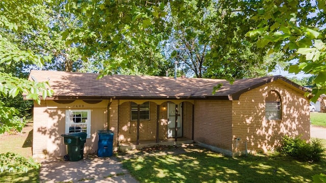 view of front of house with a front lawn