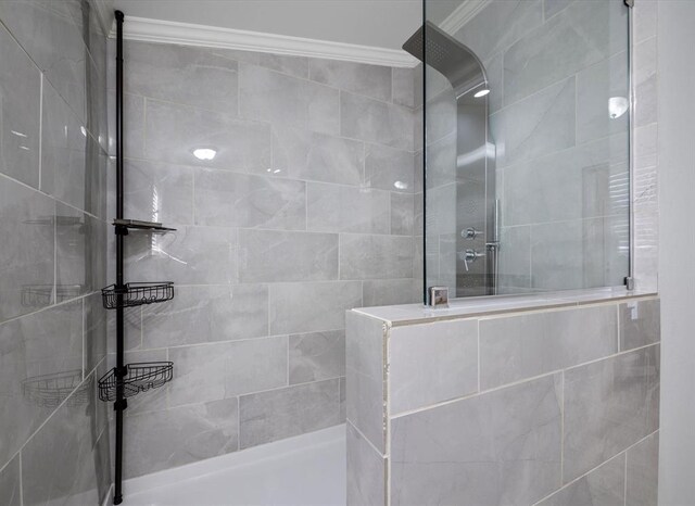 bathroom featuring crown molding and tiled shower