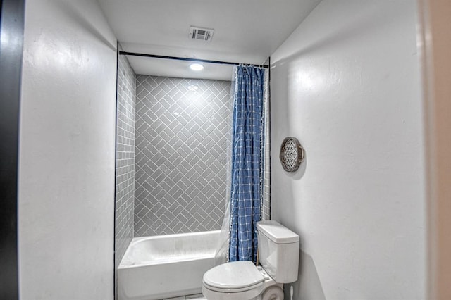 bathroom featuring toilet and shower / bath combo