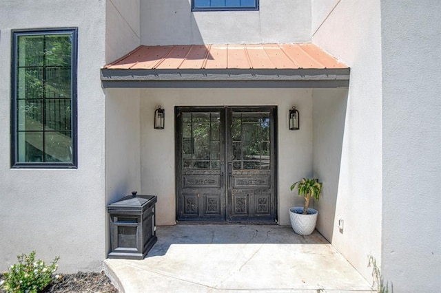 property entrance featuring a patio