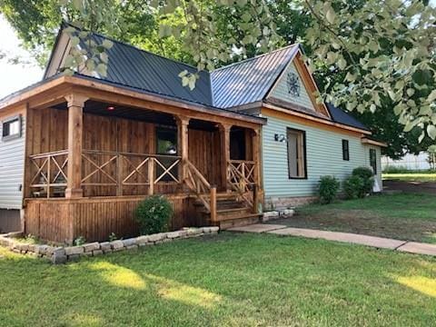 view of front of house with a front lawn and covered porch