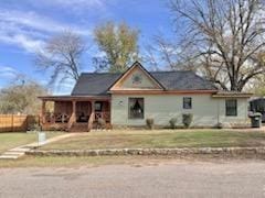 view of front of home featuring a front lawn