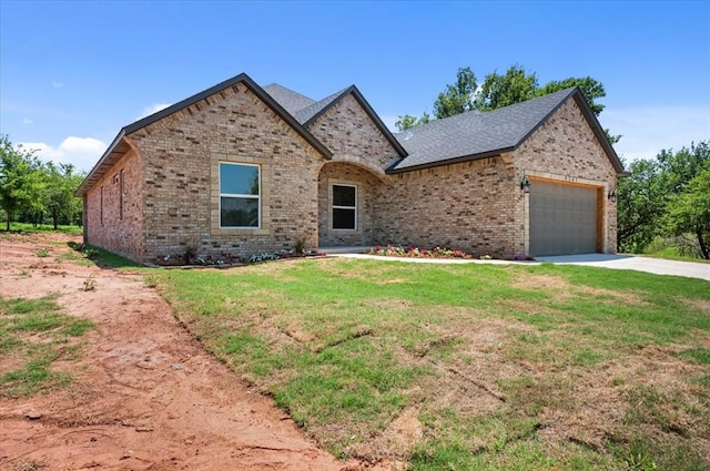 view of front of property featuring a front lawn and a garage