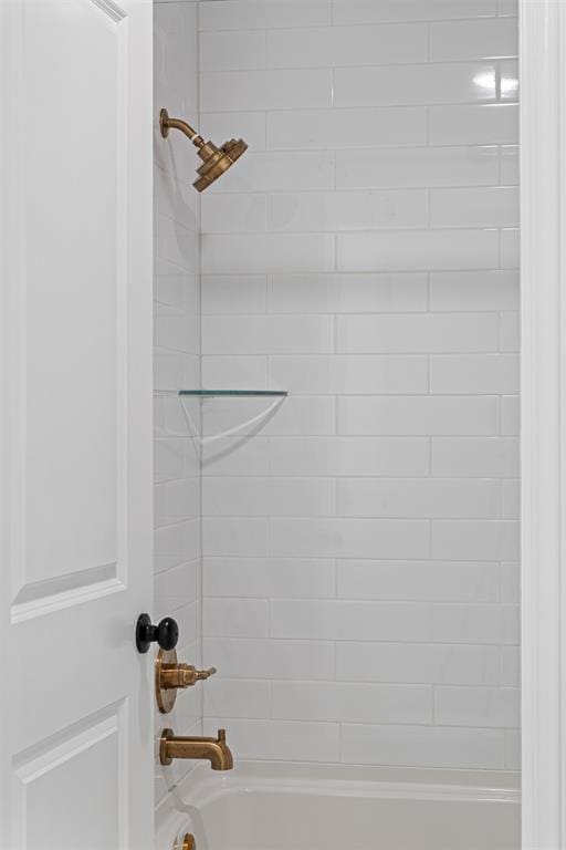 bathroom featuring tiled shower / bath