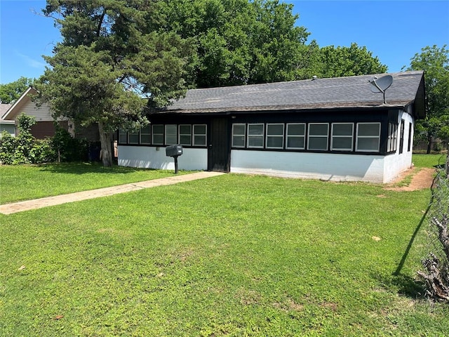 single story home with a front lawn