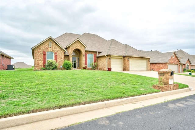 view of front facade featuring a front lawn and a garage