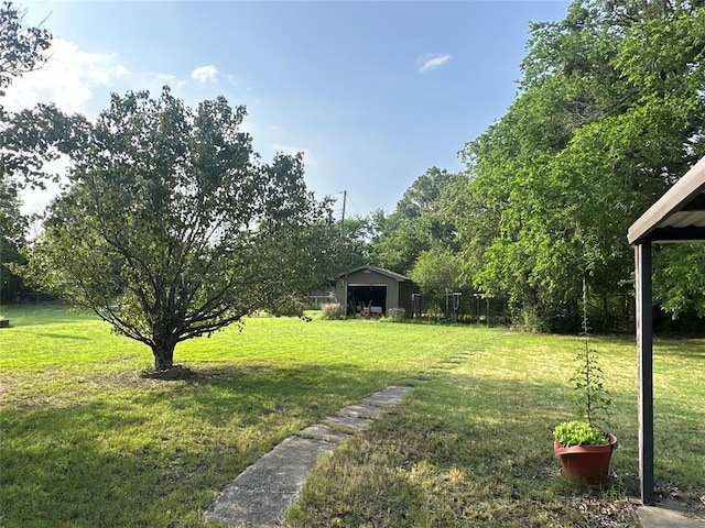 view of yard with an outdoor structure