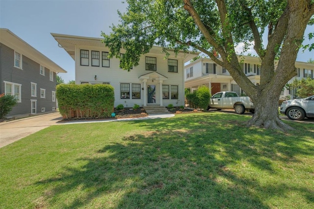 view of front facade featuring a front yard