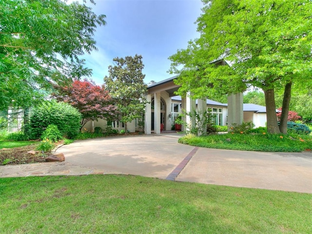 view of front facade featuring a front lawn