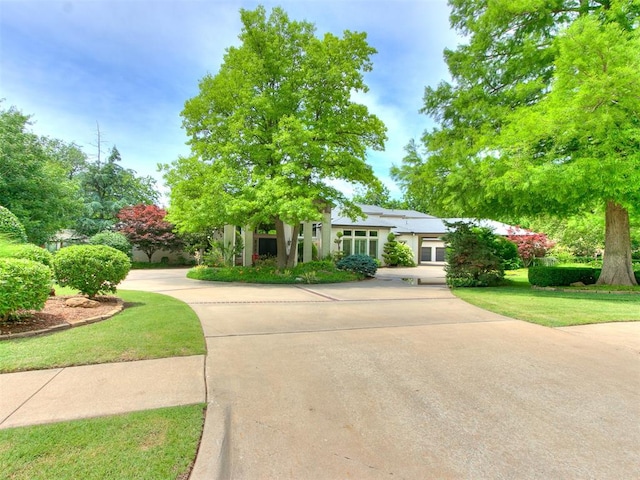 view of front facade with a front lawn